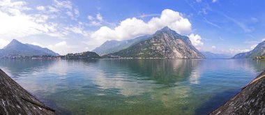 Güzel manzarasına Como Gölü Lecco City, Lombardy Bölgesi, İtalya. Panorama güneşli yaz gün