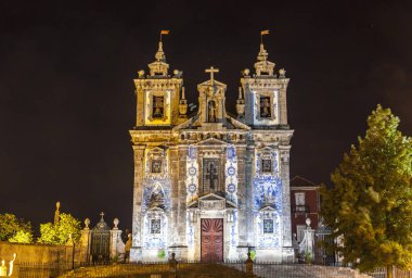 Cephe, Kilisesi Saint ettiler (Igreja Paroquial de Santo ettiler) eski Porto merkezi City, Portekiz gece manzarası. Kilise bir proto-Barok tarzda 1739 yılında tamamlandı