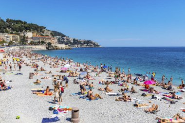 Nice, Fransa - 22 Haziran 2016: Turist Promenade des Anglais'e Nice şehir, Cote D'azur, Fransız Rivierası, Akdeniz, Fransa yakınındaki Belediye Plajı'nda güneşli yaz günü zevk