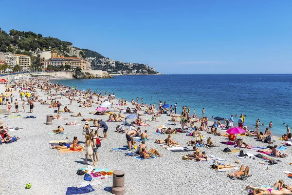 Nice Francia Junio 2016 Los Turistas Disfrutan Soleado Día Verano — Foto de Stock
