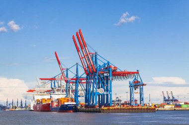 Hamburg, Almanya - 25 Haziran 2014: Rıhtım, Hamburg Liman (Hamburger Hafen, Terminal Burchardkai) Elbe Nehri, Almanya üzerinde. Almanya ve Avrupa'nın en işlek noktalarından birini en büyük limanı