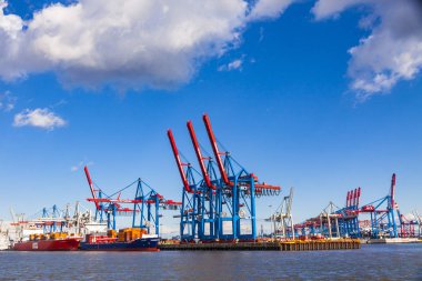 Hamburg, Almanya - 25 Haziran 2014: Rıhtım, Hamburg Liman (Hamburger Hafen, Terminal Burchardkai) Elbe Nehri, Almanya üzerinde. Almanya ve Avrupa'nın en işlek noktalarından birini en büyük limanı