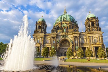Güneşli yaz gün ısmarlayarak Berlin Katedrali (Berliner Dom). Berlin city, Almanya. Modemer Brunnen çeşme ön üzerinde
