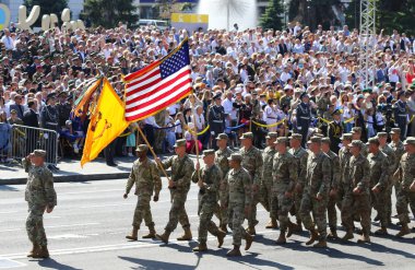 Kiev, Ukrayna - 24 Ağustos 2018: Bize ordusu askerlerinin yürüyüşleri askeri geçit töreni sırasında Bağımsızlık Meydanı Kiev'nda. Ukrayna 27 bağımsızlık yıldönümünü kutluyor