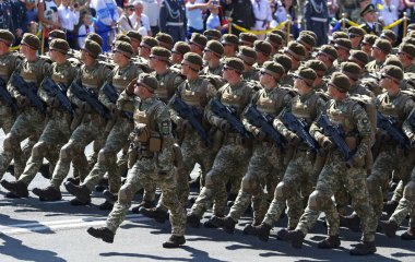 Kiev, Ukrayna - 24 Ağustos 2018: Ukrayna ordusu askerlerinin Kiev Ukrayna Bağımsızlık günü adanmış, askeri geçit töreninde katılmaktadır. Ukrayna 27 bağımsızlık yıldönümünü kutluyor