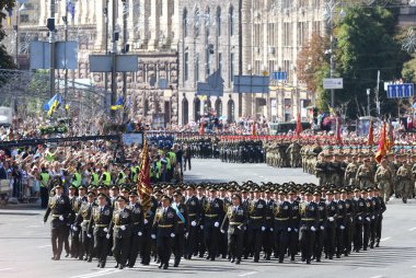 Kiev, Ukrayna - 24 Ağustos 2018: Ukrayna ordusu askerlerinin Kiev Ukrayna Bağımsızlık günü adanmış, askeri geçit töreninde katılmaktadır. Ukrayna 27 bağımsızlık yıldönümünü kutluyor