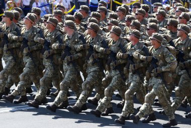 Kiev, Ukrayna - 24 Ağustos 2018: Ukrayna ordusu askerlerinin Kiev Ukrayna Bağımsızlık günü adanmış, askeri geçit töreninde katılmaktadır. Ukrayna 27 bağımsızlık yıldönümünü kutluyor