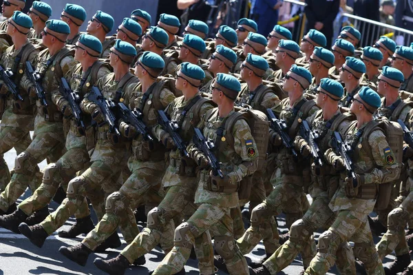 乌克兰基辅 2018年8月24日 乌克兰军队士兵参加在基辅举行的阅兵仪式 致力于乌克兰的独立日 乌克兰庆祝独立第二十七周年 — 图库照片