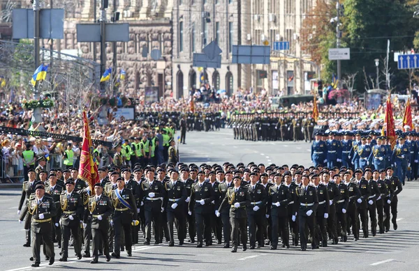 キエフ ウクライナ 2018 ウクライナ軍の兵士にキエフ ウクライナの独立記念日に専用の軍事パレードに参加します ウクライナの独立の 周年します — ストック写真