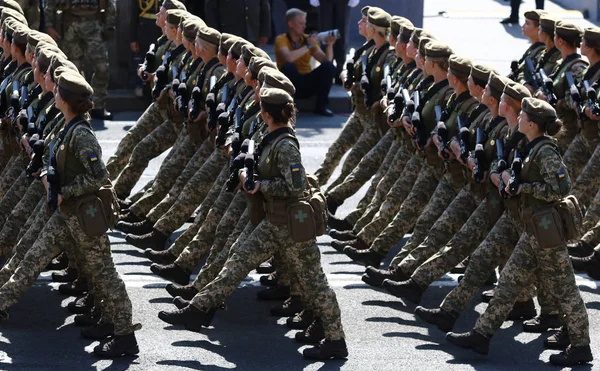 キエフ ウクライナ 2018 ウクライナ軍の兵士にキエフ ウクライナの独立記念日に専用の軍事パレードに参加します ウクライナの独立の 周年します — ストック写真
