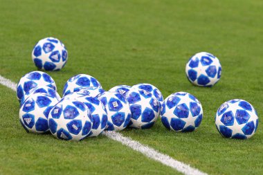 Kiev, Ukrayna - 28 Ağustos 2018: Resmi Uefa Şampiyonlar Ligi 2018/19 sezon maç topları Uefa Şampiyonlar Ligi play-off oyun Fc Dinamo Kiev v Afc Ajax Olimpiyskyi Stadyumu'nda sırasında çimenlerin üzerinde
