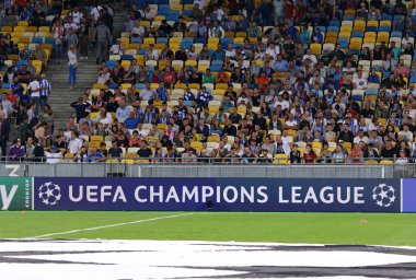 Kiev, Ukrayna - 28 Ağustos 2018: Kiev Milli Güvenlik Olimpiyskyi stadyum Uefa Şampiyonlar Ligi play-off oyun Fc Dinamo Kiev v sırasında Afc Ajax gördün mü Uefa Şampiyonlar Ligi billboard