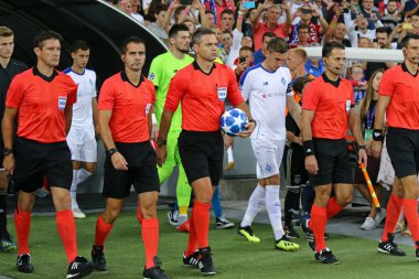 Kiev, Ukrayna - 28 Ağustos 2018: Hakem Damir Skomina, onun yardımcıları ve oyuncular Milli Güvenlik Olimpiyskyi stadyum Uefa Şampiyonlar Ligi play-off oyun Fc Dinamo Kiev v Afc Ajax önce adım gidin