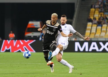 Kiev, Ukrayna - 28 Ağustos 2018: Hakim Ziyech, Afc Ajax (L) kavgalar bir top ile Fc Dinamo Kiev sırasında Tamas Kadar onların Uefa Şampiyonlar Ligi play-off maçında Milli Güvenlik Olimpiyskyi Stadyumu