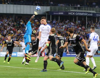 Kiev, Ukrayna - 28 Ağustos 2018: Kaleci Andre Onana Afc Ajax Fc Dinamo Kiev Kiev, Ukrayna Milli Güvenlik Olimpiyskyi Stadyumu'nda karşı Uefa Şampiyonlar Ligi play-off oyun sırasında eylem