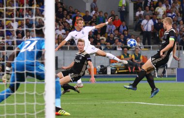 Kiev, Ukrayna - 28 Ağustos 2018: Fc Dinamo Kiev (beyaz içinde) Vladyslav Supriaha bir top Afc Ajax karşı Uefa Şampiyonlar Ligi play-off oyun sırasında Kiev Milli Güvenlik Olimpiyskyi Stadyumu'nda başladı