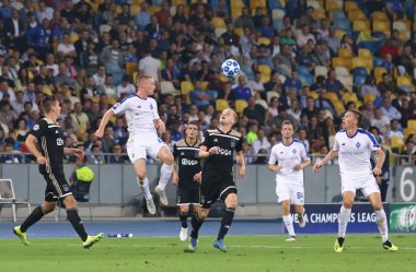Kiev, Ukrayna - 28 Ağustos 2018: Fc Dinamo Kiev (beyazlı) ve Afc Ajax oyuncu kavga sırasında bir top onların Kiev, Ukrayna Milli Güvenlik Olimpiyskyi stadyum Uefa Şampiyonlar Ligi play-off maçında