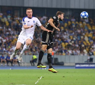 Kiev, Ukrayna - 28 Ağustos 2018: Viktor Tsygankov Fc Dinamo Kiev (L) kavgalar bir top ile Daley kör Afc Ajax sırasında onların Uefa Şampiyonlar Ligi play-off maçında Milli Güvenlik Olimpiyskyi Stadyumu