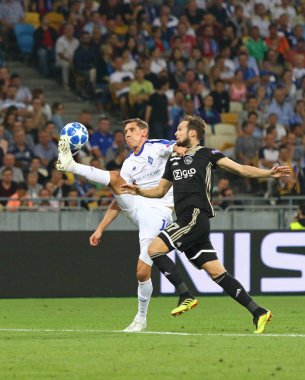 Kiev, Ukrayna - 28 Ağustos 2018: Denys Garmash Fc Dinamo Kiev (L) kavgalar bir top ile Daley kör Afc Ajax sırasında onların Uefa Şampiyonlar Ligi play-off maçında Milli Güvenlik Olimpiyskyi Stadyumu