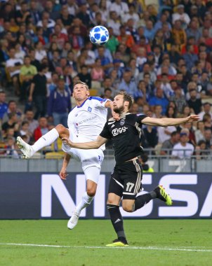 Kiev, Ukrayna - 28 Ağustos 2018: Denys Garmash Fc Dinamo Kiev (L) kavgalar bir top ile Daley kör Afc Ajax sırasında onların Uefa Şampiyonlar Ligi play-off maçında Milli Güvenlik Olimpiyskyi Stadyumu