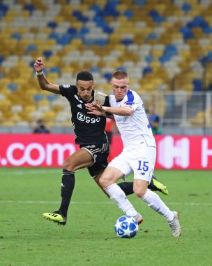 Kiev, Ukrayna - 28 Ağustos 2018: Noussair Mazraoui Afc Ajax (L) kavgalar bir top Fc Dinamo Kiev sırasında Viktor Tsygankov ile onların Uefa Şampiyonlar Ligi play-off oyun Kiev, Ukrayna