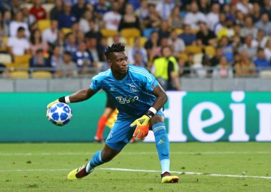Kiev, Ukrayna - 28 Ağustos 2018: Kaleci Andre Onana Afc Ajax Fc Dinamo Kiev Kiev, Ukrayna Milli Güvenlik Olimpiyskyi Stadyumu'nda karşı Uefa Şampiyonlar Ligi play-off oyun sırasında eylem