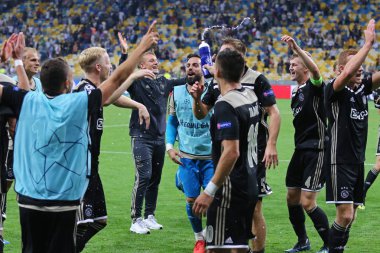 Kiev, Ukrayna - 28 Ağustos 2018: Afc Ajax oyuncular Fc Dinamo Kiev Kiev, Ukrayna Milli Güvenlik Olimpiyskyi Stadyumu'nda karşı Uefa Şampiyonlar Ligi play-off oyundan sonra grup sahne ulaşmak kutlamak
