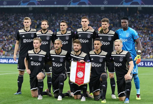Kiev, Ukrayna - 28 Ağustos 2018: Afc Ajax oyuncular Fc Dinamo Kiev Kiev, Ukrayna Milli Güvenlik Olimpiyskyi Stadyumu'nda karşı Uefa Şampiyonlar Ligi play-off oyun öncesi bir grup fotoğrafı için poz