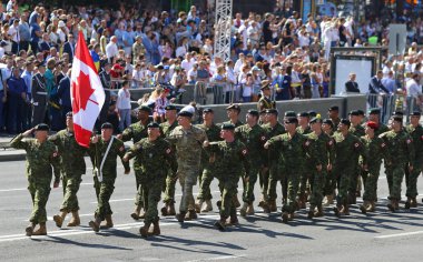 Kiev, Ukrayna - 24 Ağustos 2018: Kanada Ordusu askerleri yürüyüşleri Bağımsızlık Meydanı Kiev'nda askeri geçit töreni sırasında. Ukrayna 27 bağımsızlık yıldönümünü kutluyor