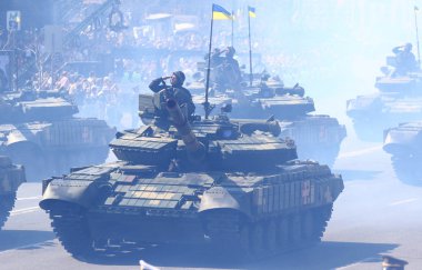 Kiev, Ukrayna - 24 Ağustos 2018: Ukrayna tank T-64 Kiev merkezi şehir Khreschatyk sokakta adanmış 27 Ukrayna'ya bağımsızlık günü askeri geçit töreni sırasında sürücüler