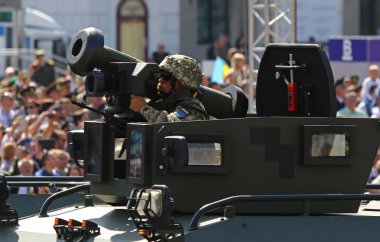 Kiev, Ukrayna - 24 Ağustos 2018: Ukrayna ordusu asker götürdü gibi parçalar askeri geçit töreninde Ukrayna 27 bağımsızlık günü için bize Javelin taşınabilir tanksavar silahı, adanmış tutar