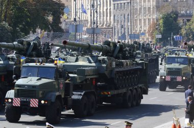 Kiev, Ukrayna - 24 Ağustos 2018: Adanmış 27 Ukrayna'ya bağımsızlık günü askeri geçit töreni sırasında Ukrayna silahlı kuvvetleri hamle Kiev şehir Khreschatyk Caddesi üzerinde askeri teçhizat