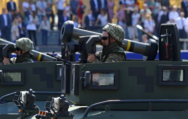 Kiev, Ukrayna - 24 Ağustos 2018: Ukrayna ordusu asker götürdü gibi parçalar askeri geçit töreninde Ukrayna 27 bağımsızlık günü için bize Javelin taşınabilir tanksavar silahı, adanmış tutar