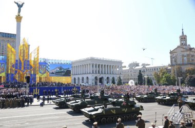 Kiev, Ukrayna - 24 Ağustos 2018: Motorlu obüs sürücü Kiev merkezi şehir adanmış 27 Ukrayna'ya bağımsızlık günü askeri geçit töreni sırasında Khreschatyk sokakta