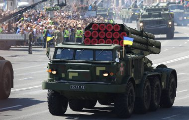 Kiev, Ukrayna - 24 Ağustos 2018: Adanmış 27 Ukrayna'ya bağımsızlık günü askeri geçit töreni sırasında Ukrayna silahlı kuvvetleri hamle Kiev şehir Khreschatyk Caddesi üzerinde askeri teçhizat