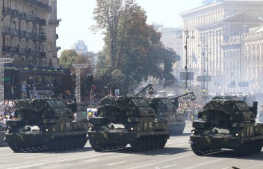 Kiev, Ukrayna - 24 Ağustos 2018: Adanmış 27 Ukrayna'ya bağımsızlık günü askeri geçit töreni sırasında Ukrayna silahlı kuvvetleri hamle Kiev şehir Khreschatyk Caddesi üzerinde askeri teçhizat