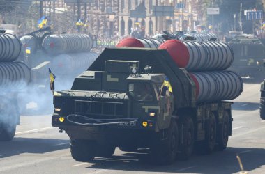 Kiev, Ukrayna - 24 Ağustos 2018: Ukrayna uzun menzilli hava savunma füze sistemleri S-300 (Nato adı Sa-10 şikayet) sürücü Kiev Khreschatyk sokakta sırasında bağımsızlık günü askeri geçit töreni
