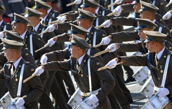 КИЕВ, Украина - 24 августа 2018 года: Музыканты Национального образцового оркестра Вооруженных Сил Украины принимают участие в военном параде в Киеве, посвященном 27-му Дню Независимости Украины
