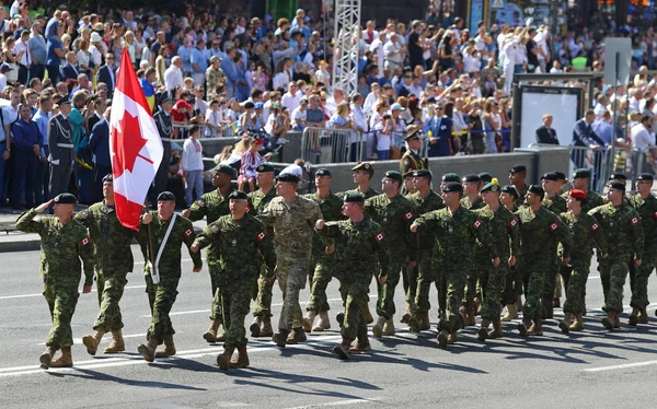 Kiev Ukrayna Ağustos 2018 Kanada Ordusu Askerleri Yürüyüşleri Bağımsızlık Meydanı — Stok fotoğraf