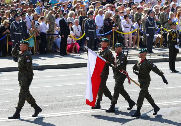 乌克兰基辅 2018年8月24日 波兰军队士兵在基辅独立广场阅兵期间游行 乌克兰庆祝独立第二十七周年 — 图库照片