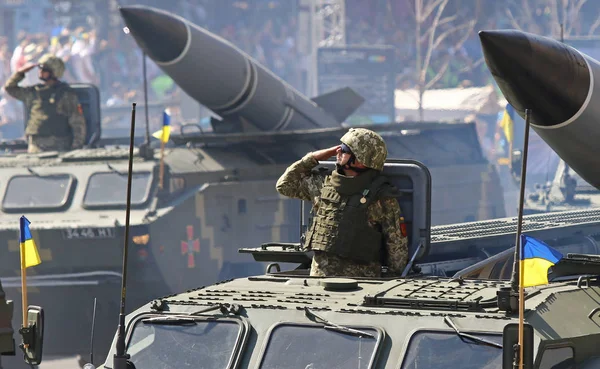 Kiev, Ukrayna - 24 Ağustos 2018: Adanmış 27 Ukrayna'ya bağımsızlık günü askeri geçit töreni sırasında Ukrayna silahlı kuvvetleri hamle Kiev şehir Khreschatyk Caddesi üzerinde askeri teçhizat