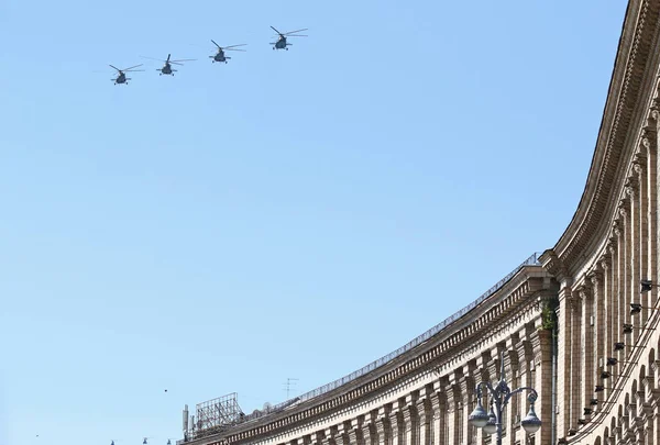 Kyiv Ukraine August 2018 Ukrainske Militærhelikoptre Flyr Selvstendighetsplassen Kyiv Militærparaden – stockfoto