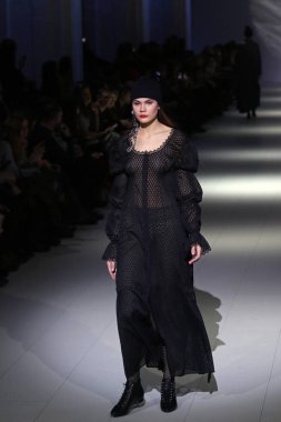 Kiev, Ukrayna - 5 Şubat 2017: Model yürür pist Serebrova Sonbahar/Kış 2017/18 sunu sırasında 40 Ukrayna Moda Haftası Mystetskyi Arsenal Kyiv, Ukrayna