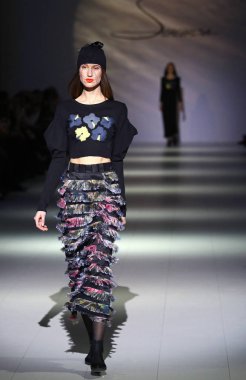 Kiev, Ukrayna - 5 Şubat 2017: Model yürür pist Serebrova Sonbahar/Kış 2017/18 sunu sırasında 40 Ukrayna Moda Haftası Mystetskyi Arsenal Kyiv, Ukrayna