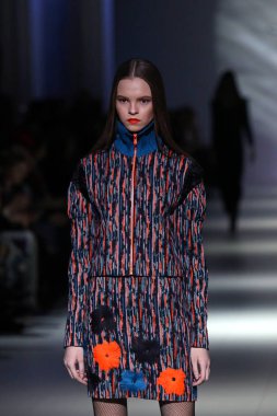 Kiev, Ukrayna - 5 Şubat 2017: Model yürür pist Serebrova Sonbahar/Kış 2017/18 sunu sırasında 40 Ukrayna Moda Haftası Mystetskyi Arsenal Kyiv, Ukrayna