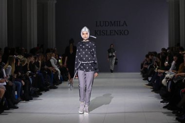 Kiev, Ukrayna - 5 Şubat 2017: Model yürür pist Ludmila Kislenko Sonbahar/Kış 2017/18 sunu sırasında 40 Ukrayna Moda Haftası Mystetskyi Arsenal Kyiv, Ukrayna