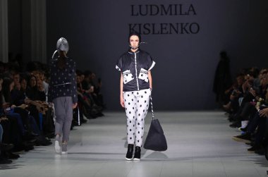 Kiev, Ukrayna - 5 Şubat 2017: Model yürür pist Ludmila Kislenko Sonbahar/Kış 2017/18 sunu sırasında 40 Ukrayna Moda Haftası Mystetskyi Arsenal Kyiv, Ukrayna