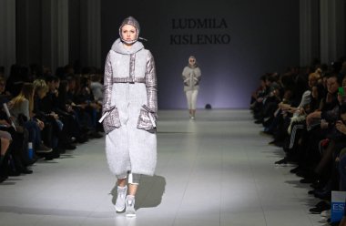 Kiev, Ukrayna - 5 Şubat 2017: Model yürür pist Ludmila Kislenko Sonbahar/Kış 2017/18 sunu sırasında 40 Ukrayna Moda Haftası Mystetskyi Arsenal Kyiv, Ukrayna