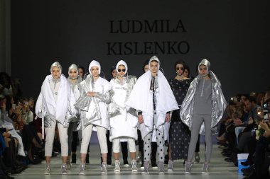 Kiev, Ukrayna - 5 Şubat 2017: Modelleri yürüyüş pist Ludmila Kislenko Sonbahar/Kış 2017/18 sunu sırasında 40 Ukrayna Moda Haftası Mystetskyi Arsenal Kyiv, Ukrayna