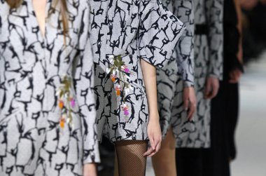 Defile sırasında unrecognisable modelleri yürüyüş pist